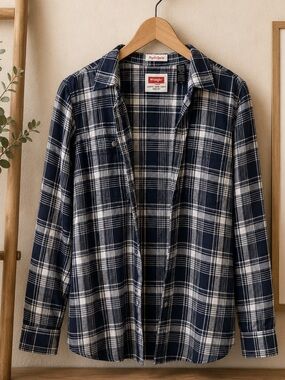 Wrangler Men’s Navy Blue & White Plaid Flex Button-Up Shirt Size Medium